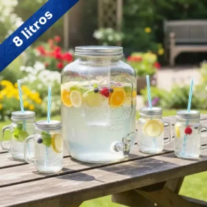 Dispensador Vintage 8 litros + 4 vasos con pitillo ambientado sobre mesa de madera y bebidas