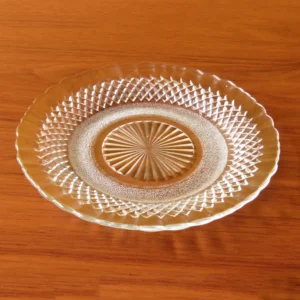 Plato de vidrio Barroco 22.5 cm sobre mesa de madera