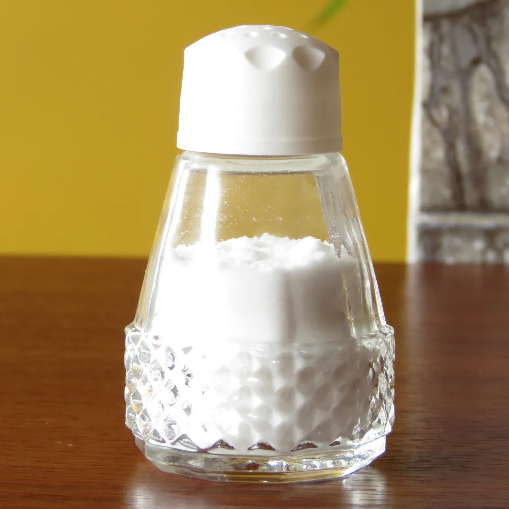 Salero Barroco | Elegancia para tu Mesa 1 Salero Barroco ambientado sobre mesa de madera