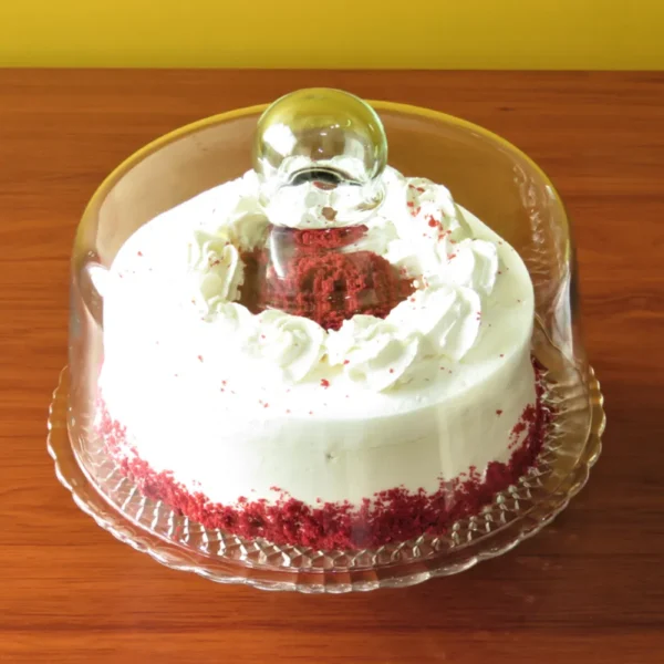 Tapa tortera artesanal #1 de vidrio cubriendo torta red velvet