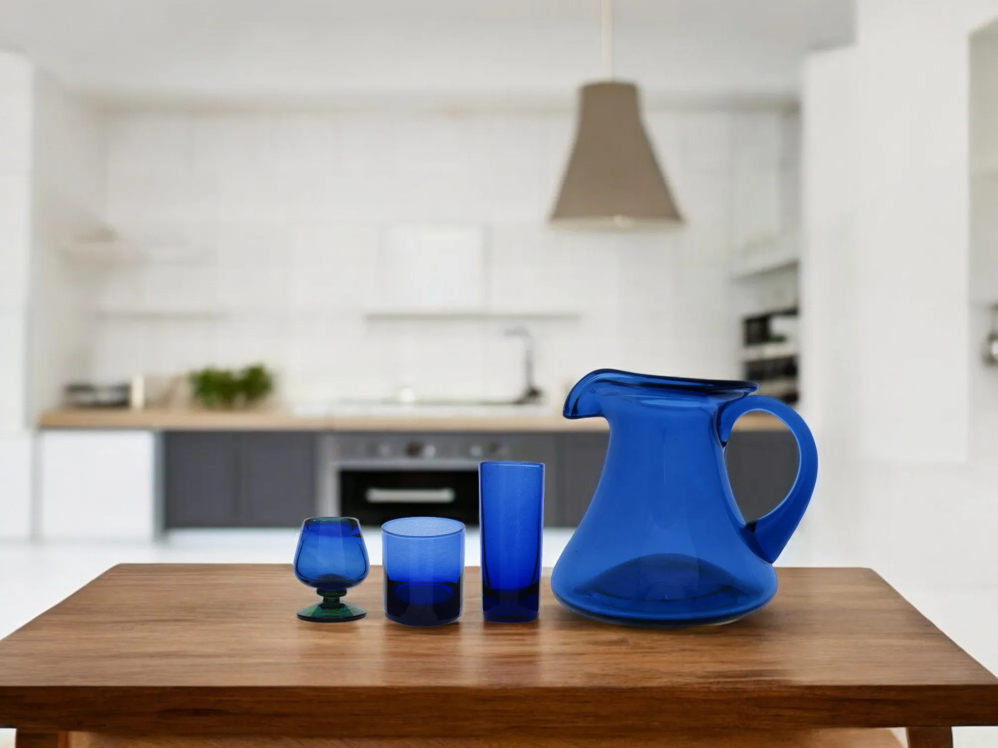 productos de vidrio azul en una mesa de madera en la cocina