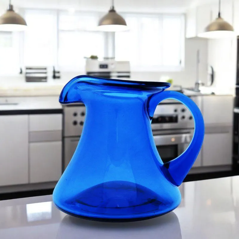 Vidrio azul: la elegancia que purifica y transforma tu agua 5 Jarra de vidrio azul en una cocina