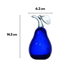Adorno de vidrio azul en forma de pera, hecho artesanalmente, con sus medidas de 14.5 cm de alto y 6.2 cm de ancho.