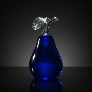 Pera de vidrio azul en foto de estudio