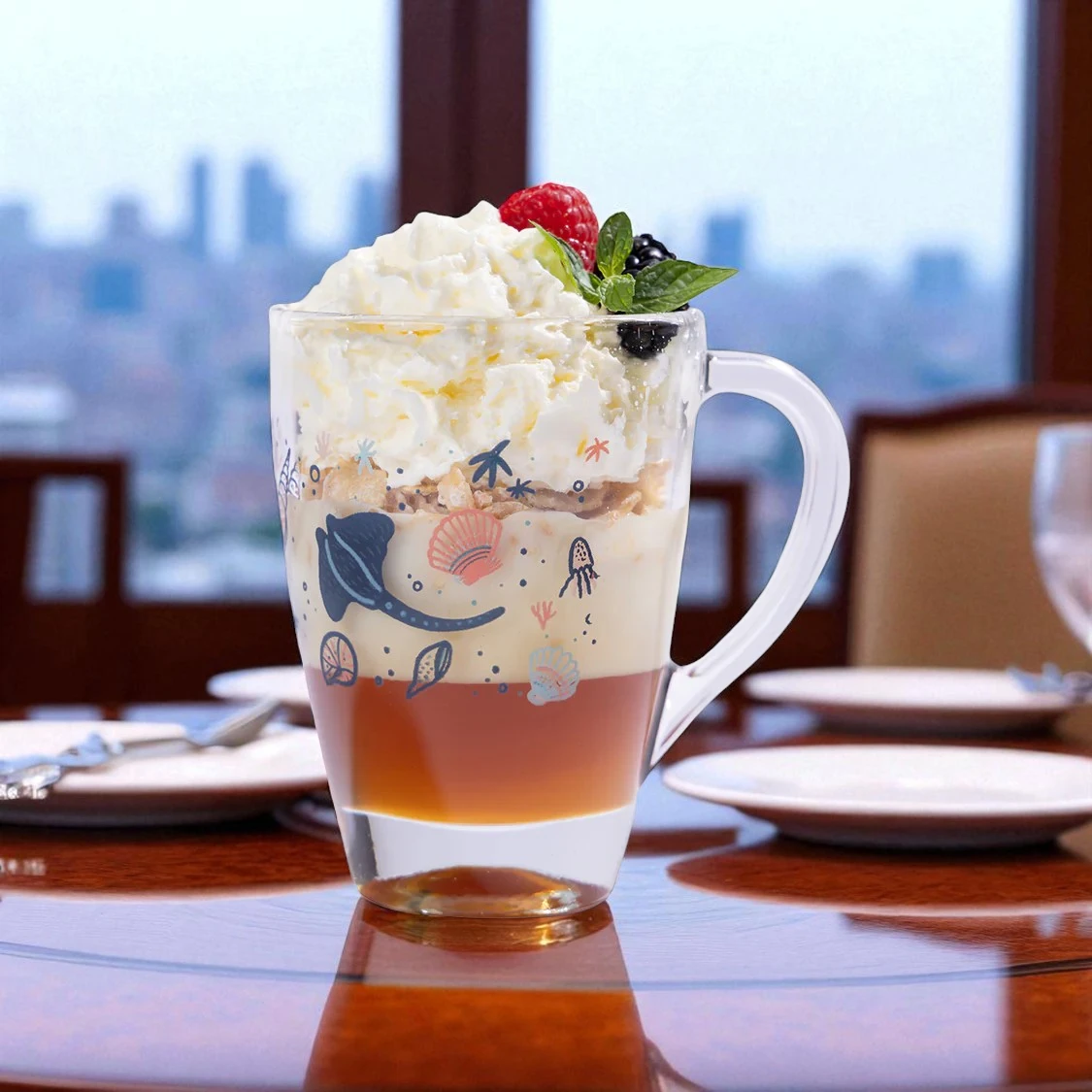 Mug Corales con crema batida y frutas con vista a la ciudad