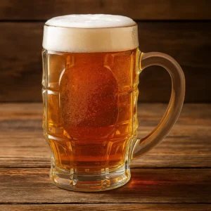 Vaso cervecero modelo Hamburgo con cerveza rubia y espuma sobre mesa de madera