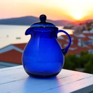 Jarra Mamajuana azul cobalto de 3 litros con tapa sobre mesa