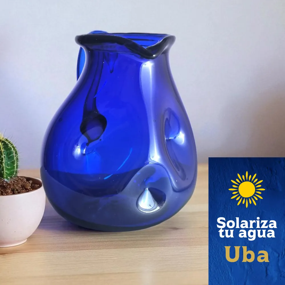Jarra azul cobalto 1.5 litros sobre mesa de madera