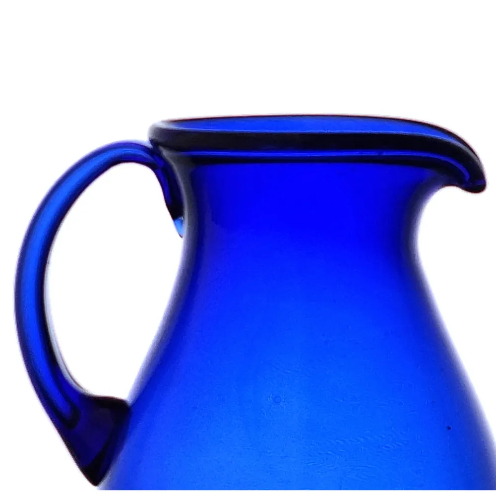 Jarra Ubata samaritana 1.5 litros en azul cobalto fondo blanco perfil superior