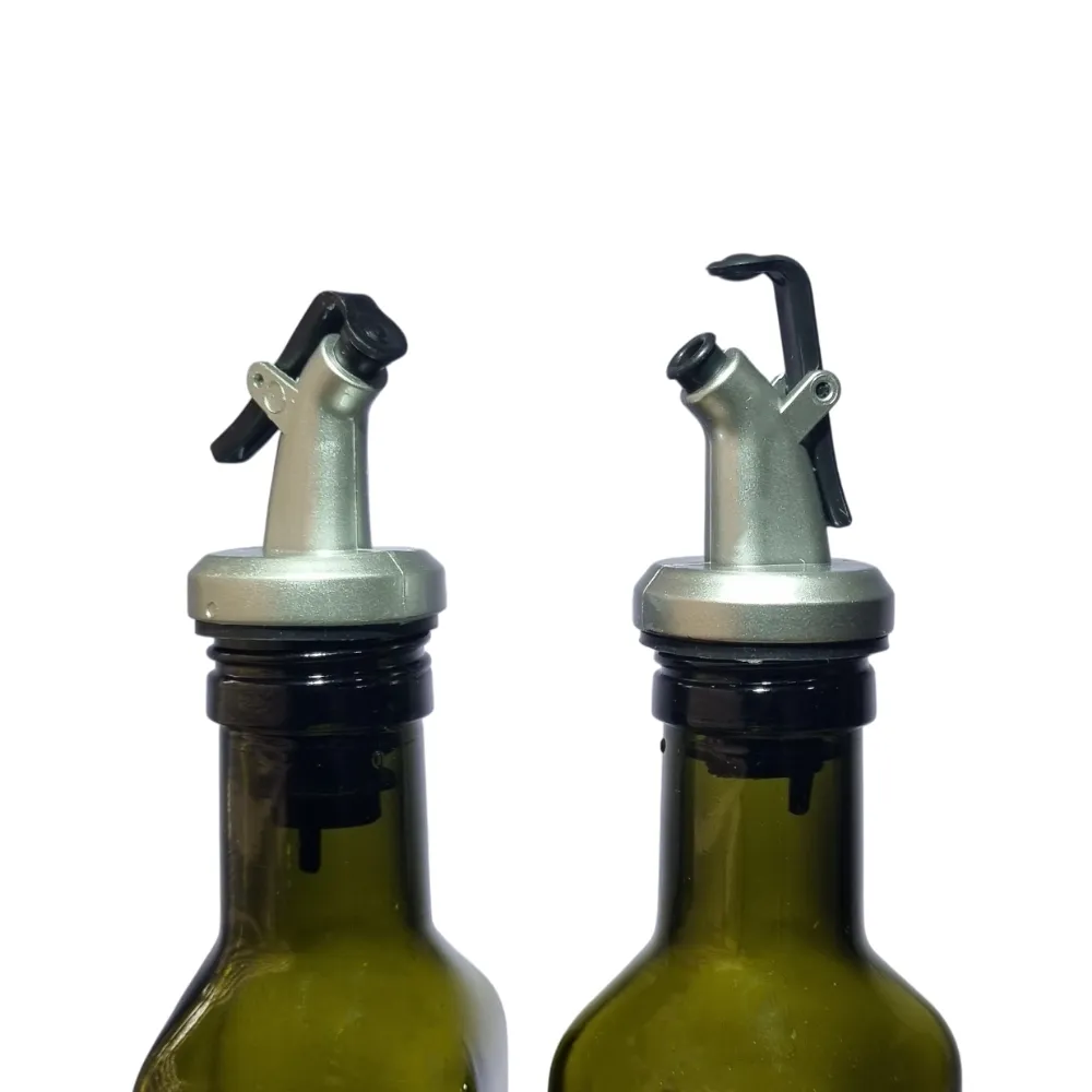 Set 2 vinajeras aceiteras verdes con corcho dispensador enfoque en corcho dispensador