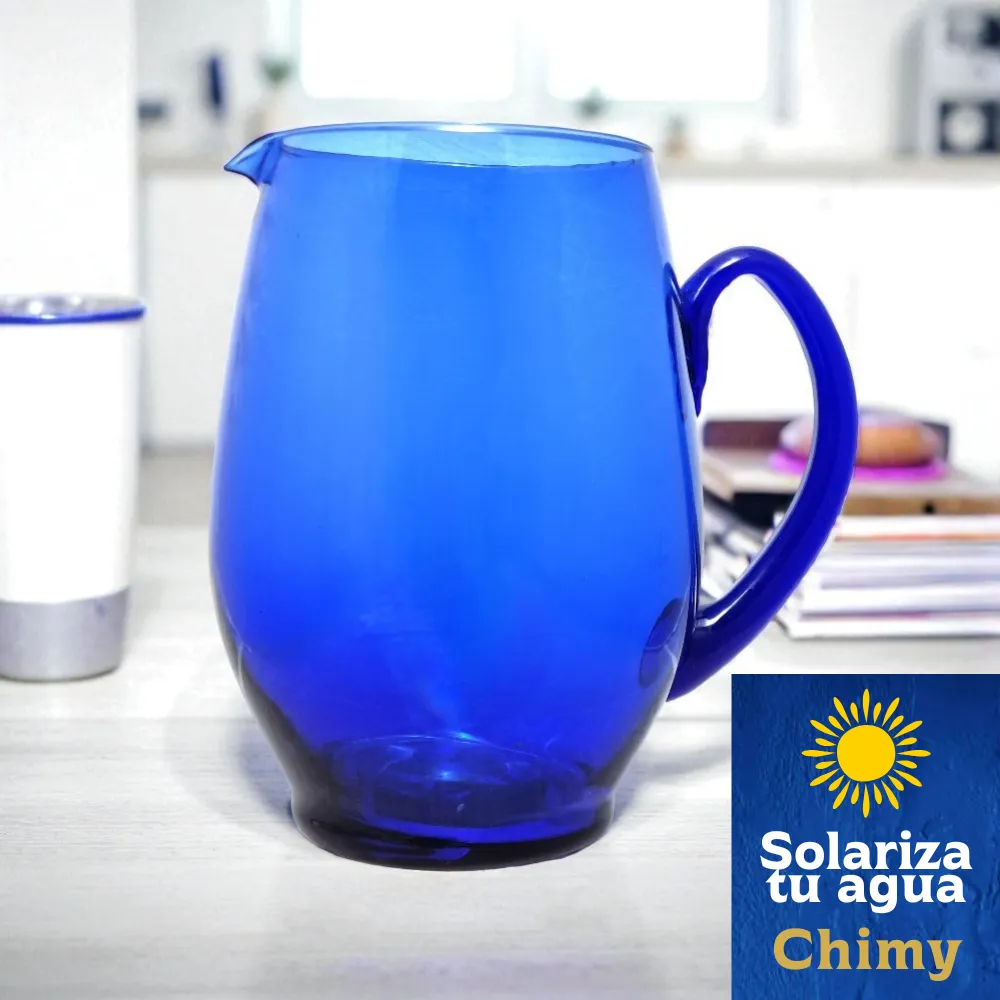 Jarra Chimy azul cobalto en vidrio sobre mesa de cocina moderna