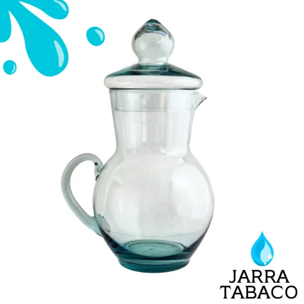 Jarra Clásica de vidrio transparente de 1.8 litros con tapa, mostrada sobre un fondo blanco con decoraciones gráficas de gotas de agua.