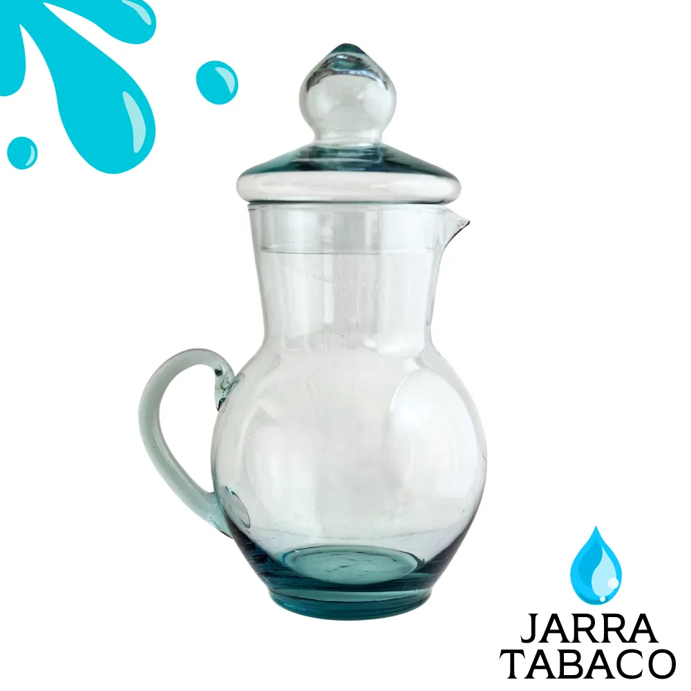 Jarra Clásica de vidrio transparente de 1.8 litros con tapa, mostrada sobre un fondo blanco con decoraciones gráficas de gotas de agua.