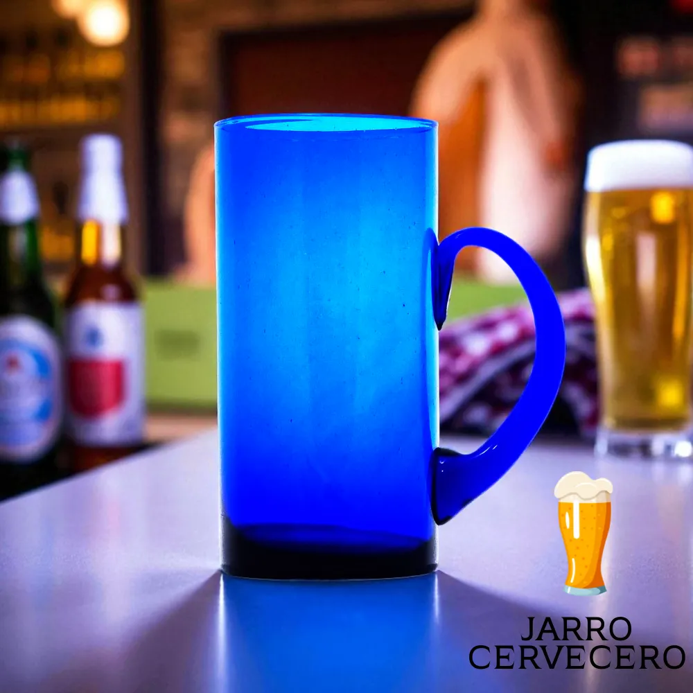 Jarro cervecero azul cobalto de vidrio soplado con asa en ambiente de bar