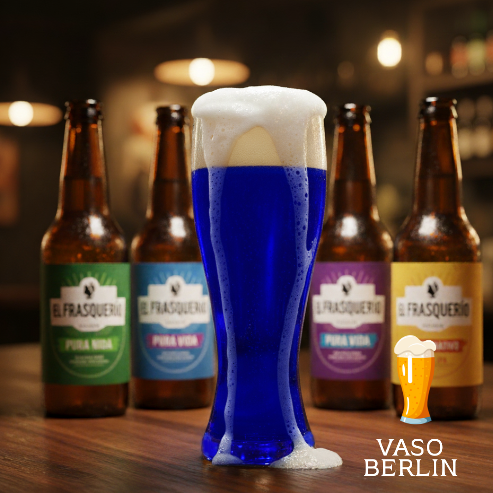 Vaso Cervecero Berlin 500 ml azul cobalto con nombre ambientado en bar con botellas de cerveza