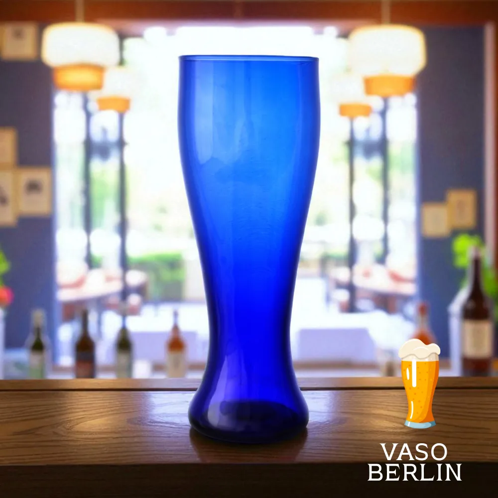 Vaso cervecero Berlín azul cobalto de vidrio soplado sobre mesa de madera