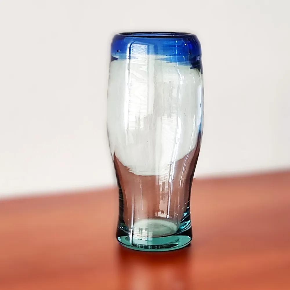 Vaso cerveza mexicano 500 ml ambientado sobre mesa de madera
