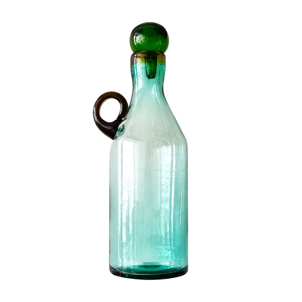 Botella de vidrio soplado estilo mexicano de 2.4 litros con asa oscura y tapa verde, sobre un fondo blanco.