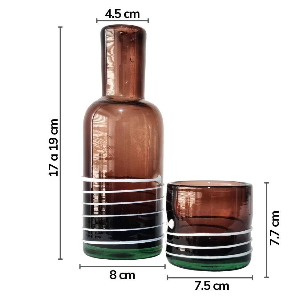 Set de botella de vidrio color ámbar y vaso artesanal con hilos blancos decorativos, mostrando sus dimensiones.