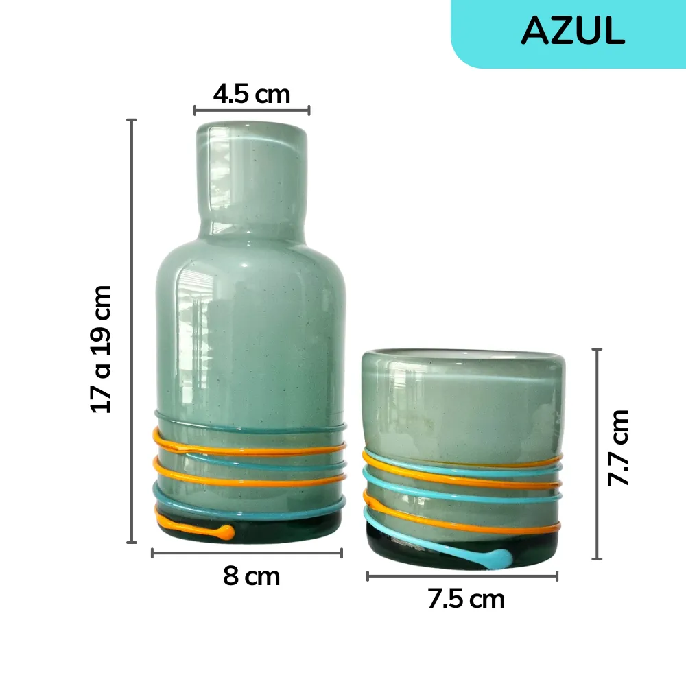Set de botella de vidrio azul y vaso artesanal con hilos de colores mostrando sus dimensiones.