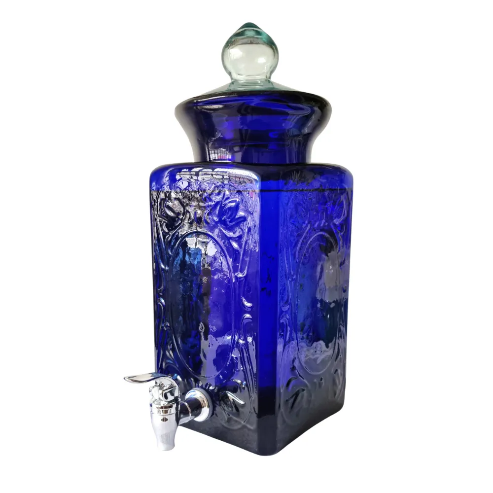 Home 32 Dispensador de bebidas de vidrio azul cobalto modelo México (3.9L) sobre fondo blanco, mostrando su diseño cuadrado y labrado.