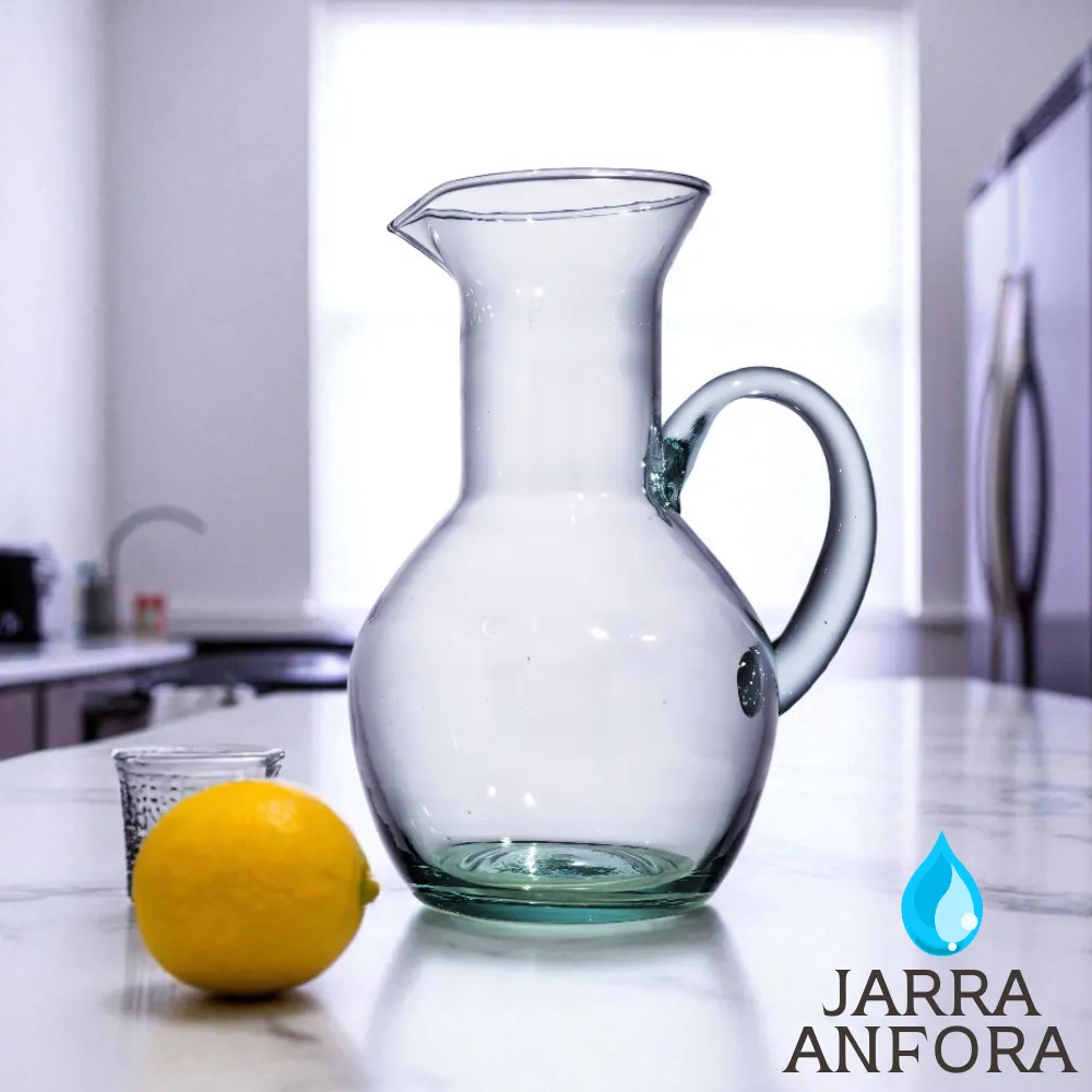 Jarra Ánfora de vidrio transparente de 1.2 litros sobre una encimera de mármol blanco en una cocina moderna, junto a un limón entero.