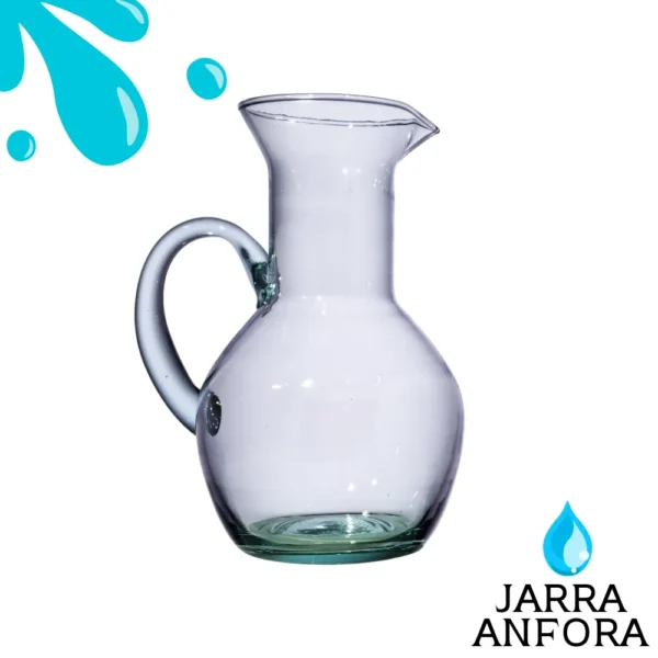 Jarra de vidrio transparente modelo Ánfora de 1.2 litros sobre fondo blanco, con el logo del producto y gráficos de agua.