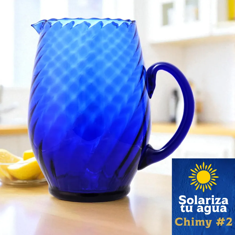 Jarra de vidrio estriada Chimy de 2.5 L en color azul cobalto, ambientada en una cocina luminosa junto a un plato con limones.