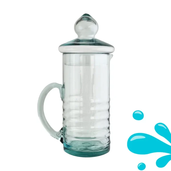 Jarra de vidrio para agua modelo Lemon con tapa, sobre fondo blanco y un gráfico de salpicadura de agua.