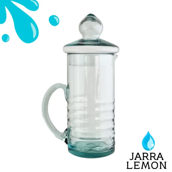 Jarra de vidrio para agua modelo Lemon con su tapa, sobre fondo blanco, con el logo del producto y gráficos de agua.