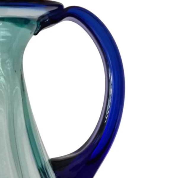 Detalle del asa azul de la jarra de vidrio mexicana premium de 3 litros