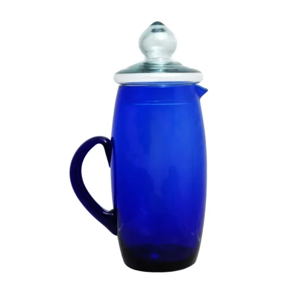 Jarra de vidrio Tamy de 2.1 litros en un intenso color azul cobalto con tapa de vidrio, fotografiada sobre un fondo blanco puro.