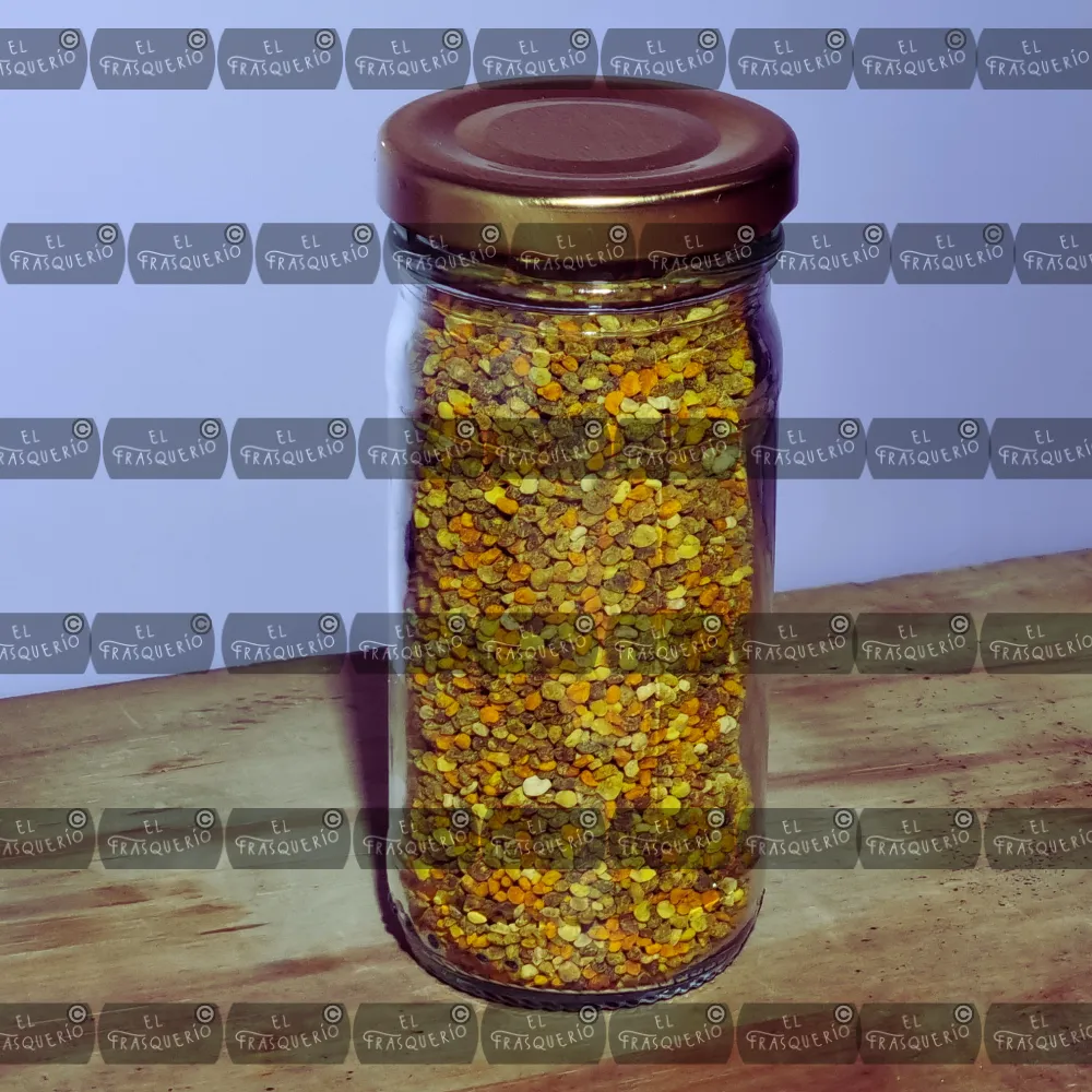 Frasco de vidrio 133 ml EA4451 48 ambientado sobre mesa de madera