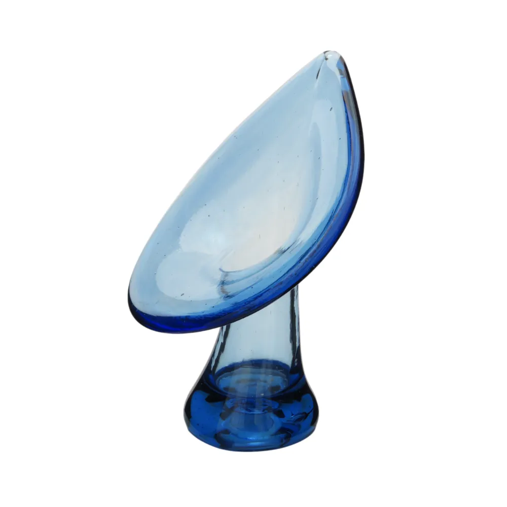 Candelabro en vidrio Hoja fondo blanco toma lateral