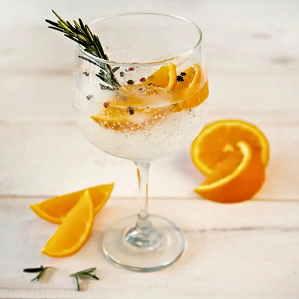 Home 46 Copa Ginebra 5472 ambientada con coctel sobre mesa de madera