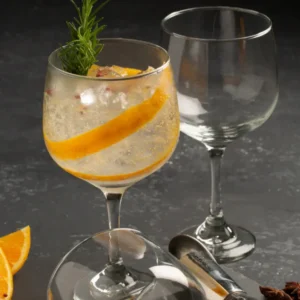 Copa Ginebra 5472 ambientada con coctel sobre mesa negra