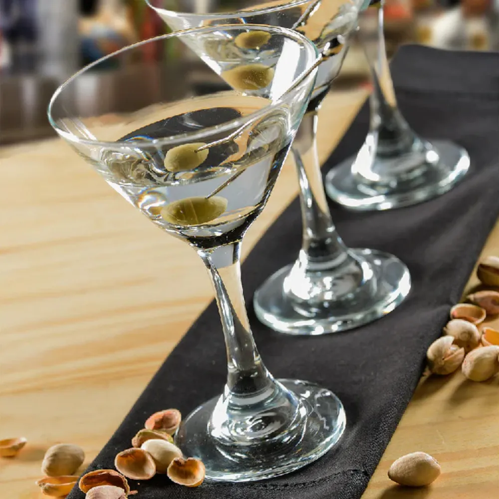 Home 51 Copa Martini 5442 ambientada sobre mesa de madera con aceitunas