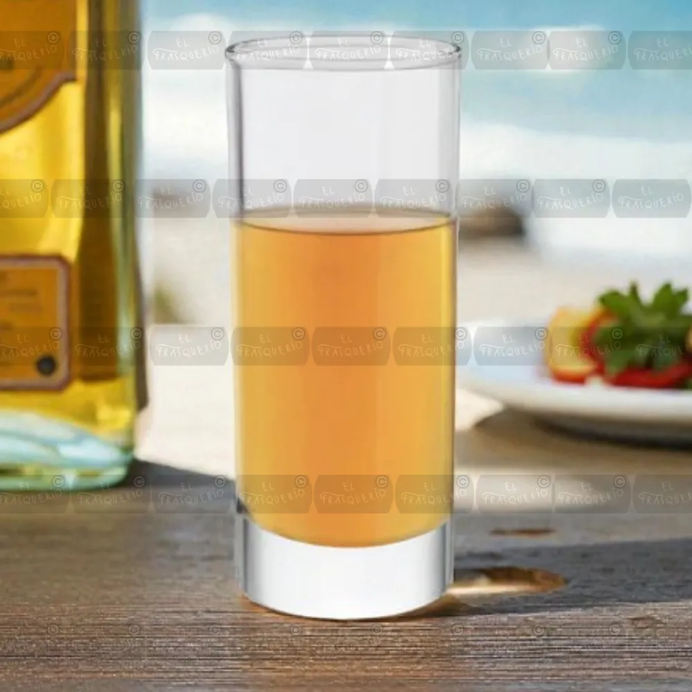 Home 40 Shooter Lexington 0054CL ambientada con tequila sobre mesa de madera y marcas de agua de El Frasquerío