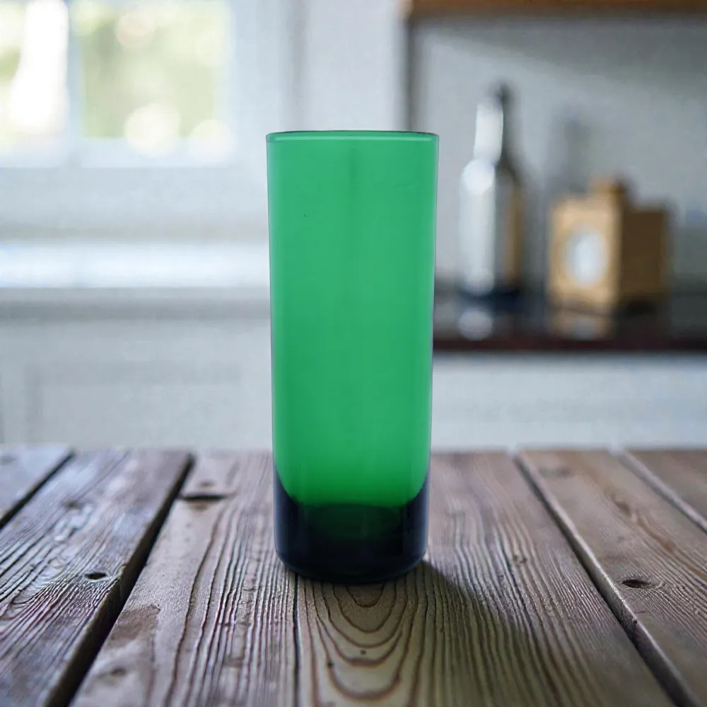 Home 36 Vaso verde artesanal de 400 ml sobre mesa de madera