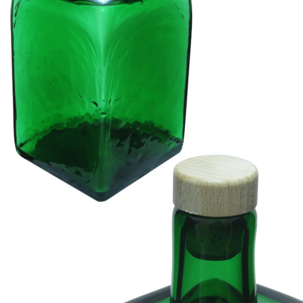 Licorera cuadrada Mexico 750 ml artesanal verde enfoque base y boca con corcho fondo blanco