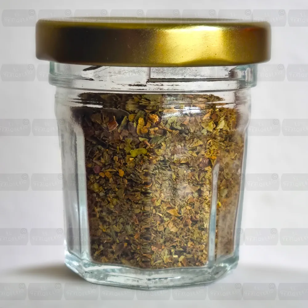 Frasco de vidrio 30 ml octogonal con especias y tapa dorada fondo blanco marca de agua