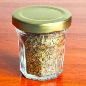 Frasco de vidrio 30 ml octogonal con especias y tapa dorada sobre madera marca de agua