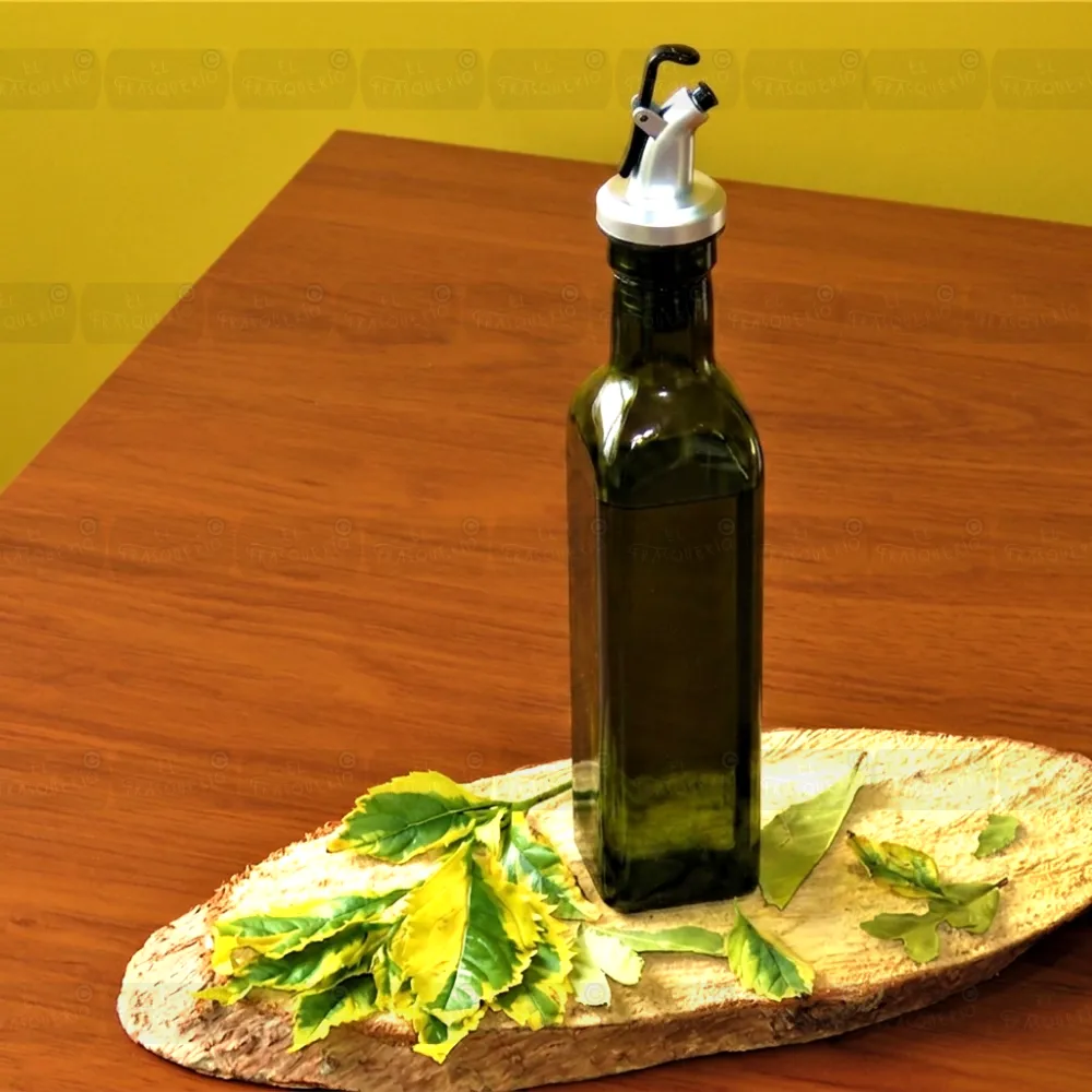 Aceitera 250 ml cuadrada verde ambientada sobre madera marca de agua