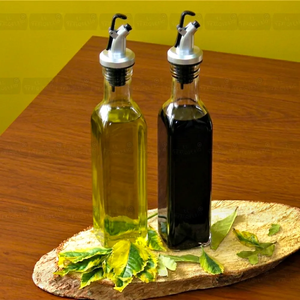 Set 2 vinajeras de vidrio 250 ml cuadradas transparentes ambientadas sobre madera marca de agua