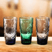 Imagen mostrando el set de 3 vasos de vidrio para Bebidas Da Vinci en una sobre una base de madera.