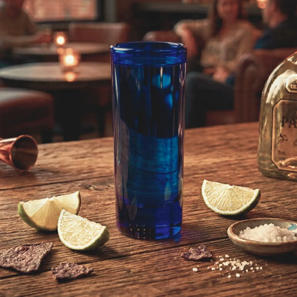 Copa Shot 90 ml artesanal azul cobalto ambientada marca de agua