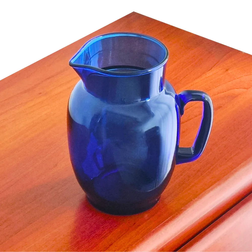 Jarra Cogua 1.3 litros azul cobalto sobre mesa de madera