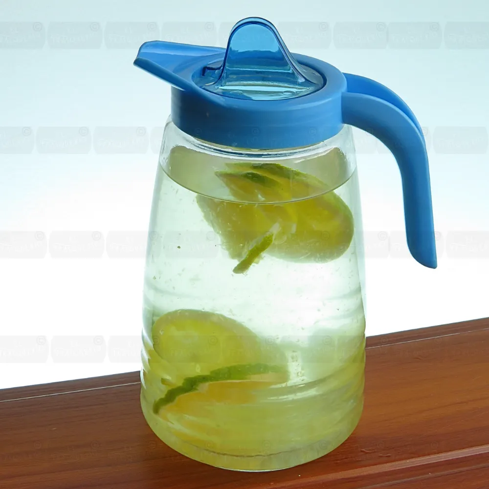 Jarra Jade 1.5 litros tapa azul ambientada sobre mesa marca de agua