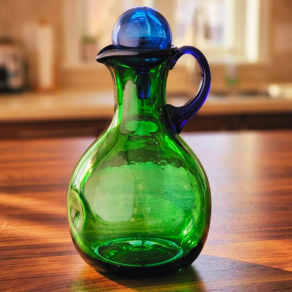 Home 60 Jarra Puebla 1.6 litros verde linea y tapa azul cobalto ambientada