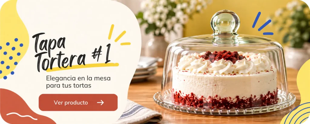 Tapa tortera de vidrio transparente cubriendo una torta sobre una mesa de madera. Elegancia en la mesa para tus tortas y postres. El Frasquerío.